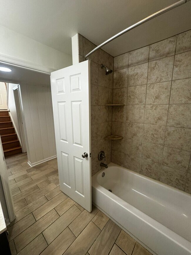 Building Photo - Split level 4-bedroom 3-bathroom home