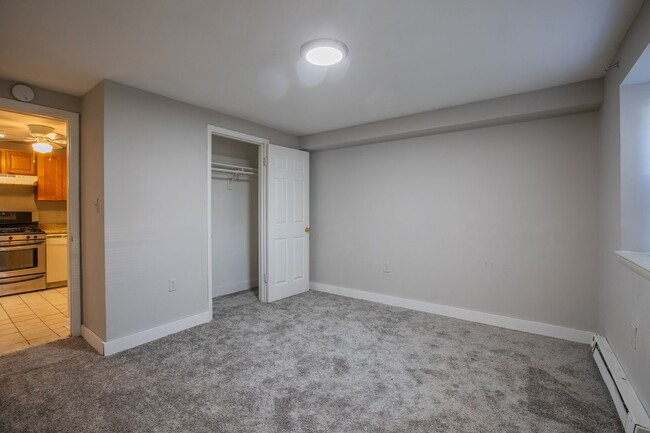 Building Photo - Cute 2 BR/1 BA Condo Apartment in Bellevue!