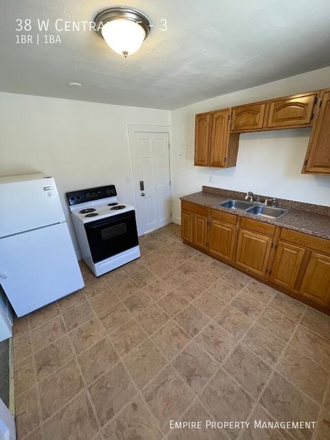 Building Photo - Available January 1st! 3rd floor- 1 Bedroo...