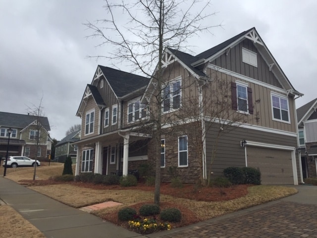 Building Photo - Beautiful home in desirable neighborhood o...