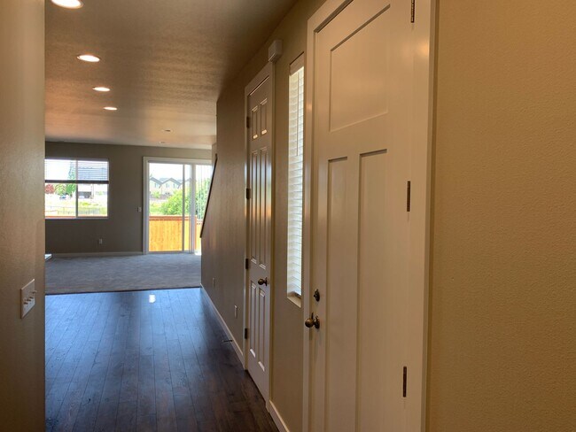 Building Photo - COMING VACANT END OF JUNE -EZ life Townhom...