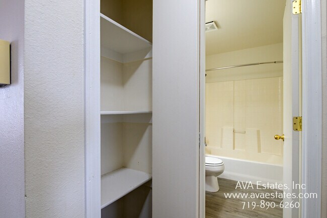 Building Photo - 531 S Angus Ave