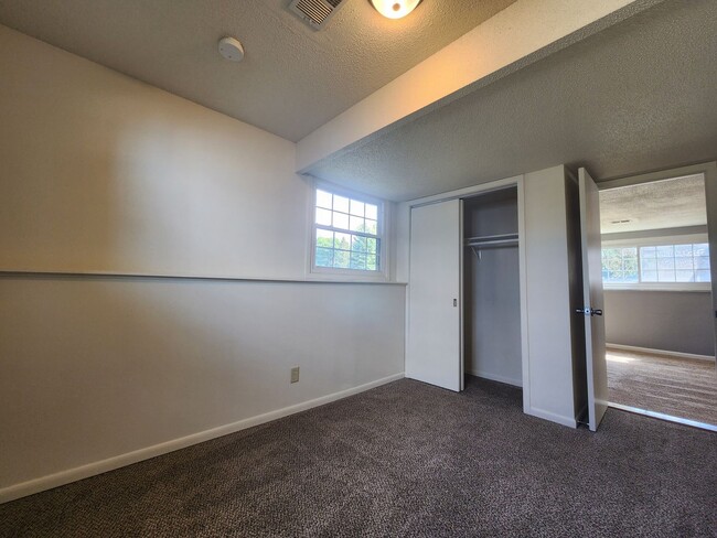 Building Photo - 2 Bed 1 Bath Duplex