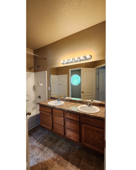 Primary Bathroom - 4077 Siferd Blvd