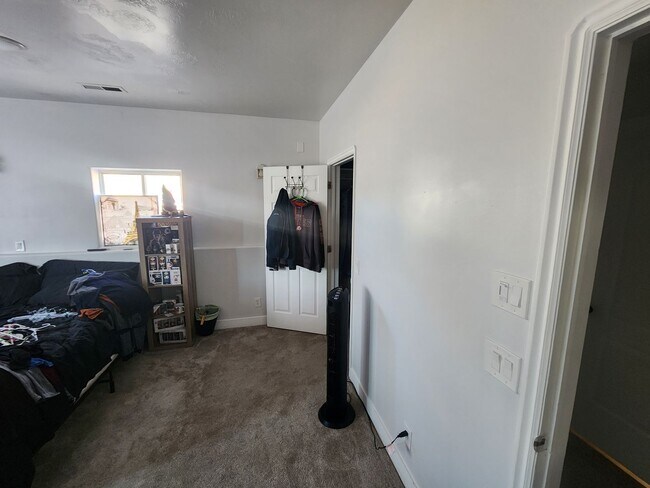 Building Photo - *utilities included* 3 bed 2 bath house in...