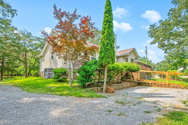 Building Photo - Pet Friendly Three Bedroom in Springfield!