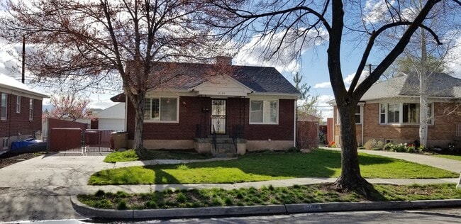 Building Photo - Brick Bungalow for Rent!