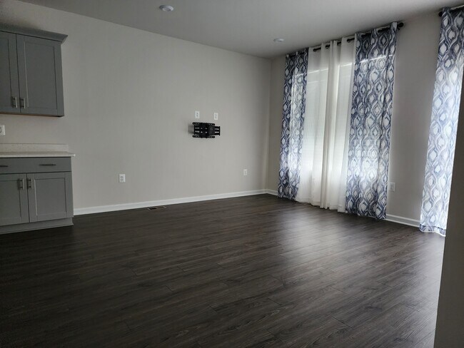 Building Photo - 183 Presidents Pointe Ave