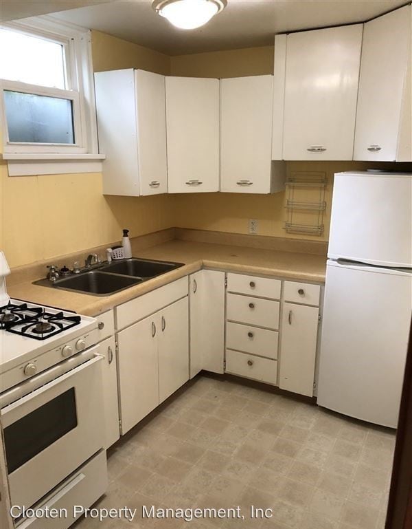 Building Photo - 206 E Ave D