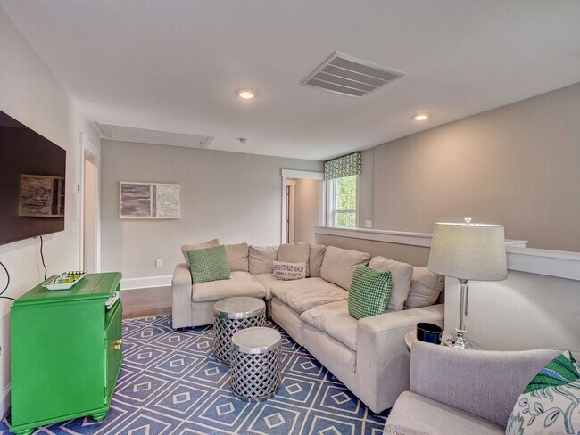 Building Photo - Charming 4 Bedroom Cottage Available in Og...