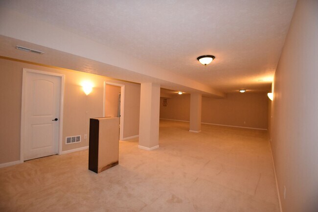 Building Photo - New Palestine 4 Bedroom Home