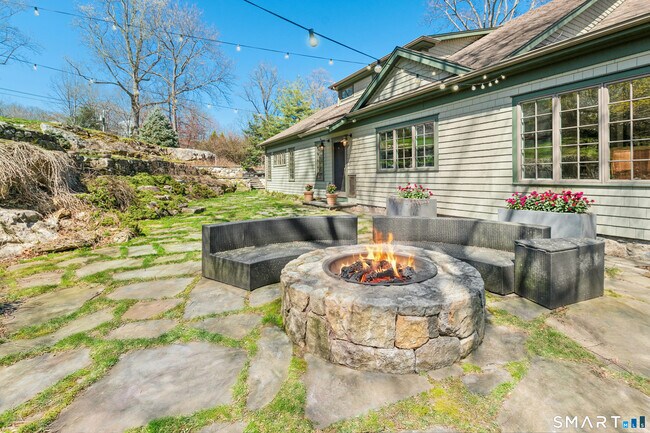 Building Photo - 9 Dancing Bear Rd