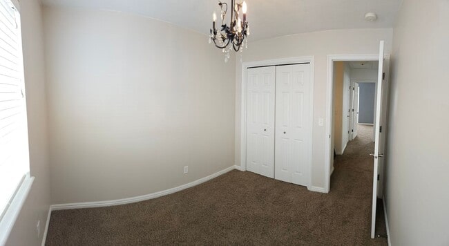 Building Photo - 3 bedroom Parkside Townhome!