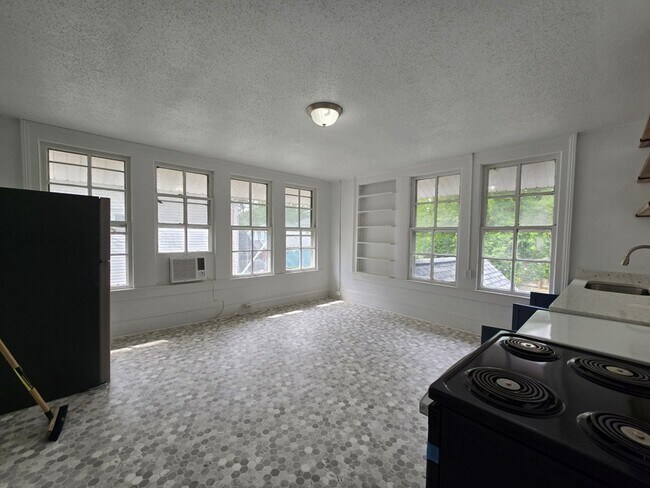 Building Photo - 403 W Hampton Ave