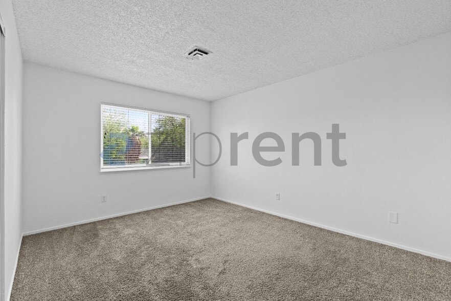 Building Photo - Unit