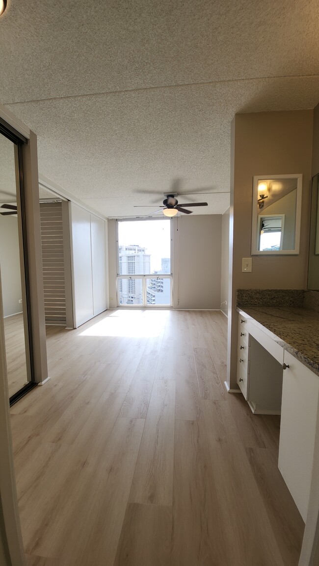 Building Photo - 469 Ena Rd