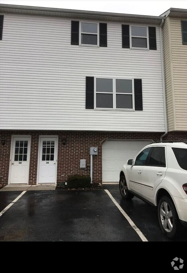 Building Photo - 3 Bed 1 Bath Townhouse in Manchester York