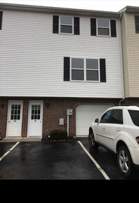 Building Photo - 3 Bed 1 Bath Townhouse in Manchester York