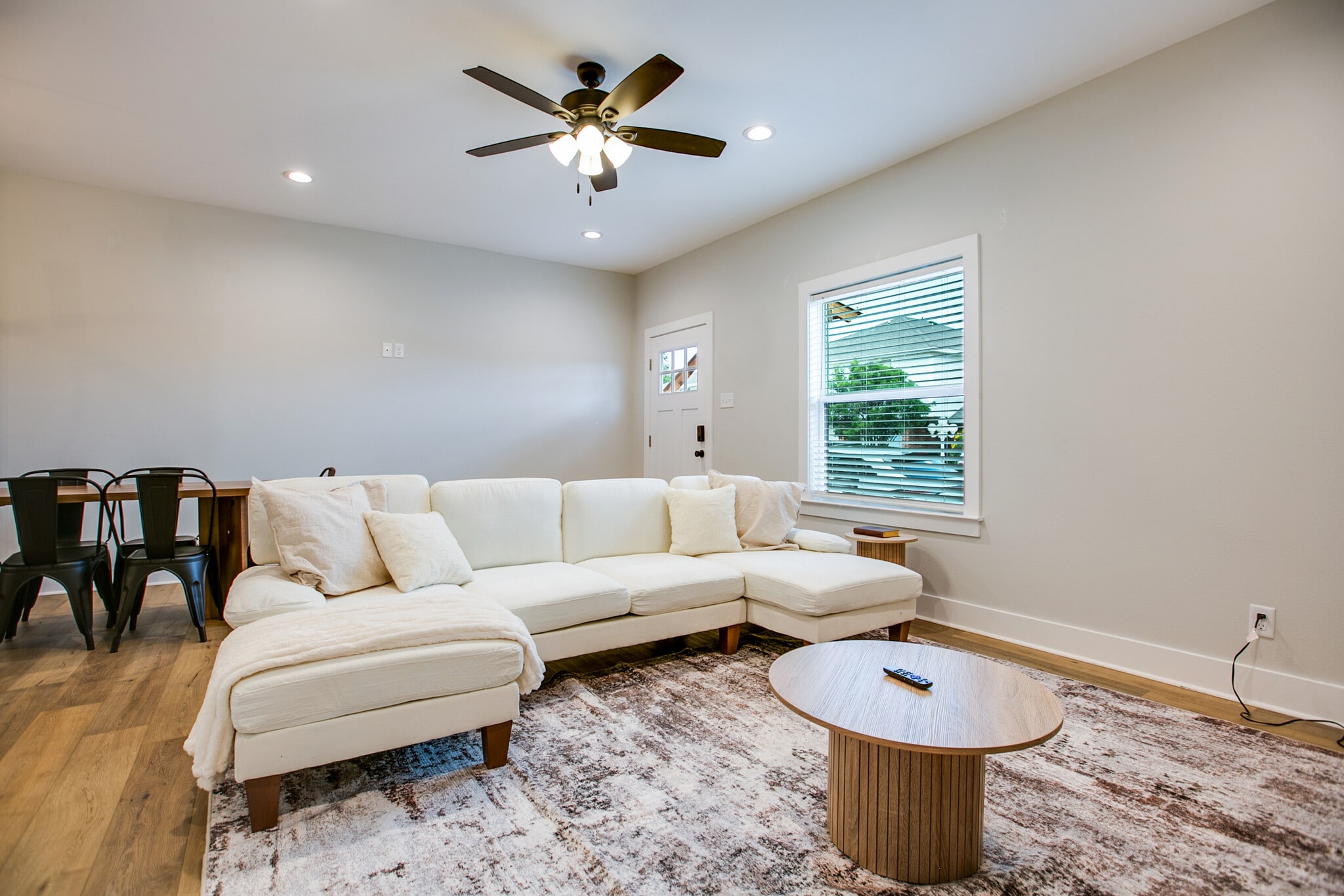 Building Photo - 1009 Holiday Dr