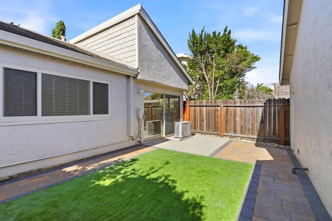 Building Photo - Updated Townhome in Lake Santa Clara HOA