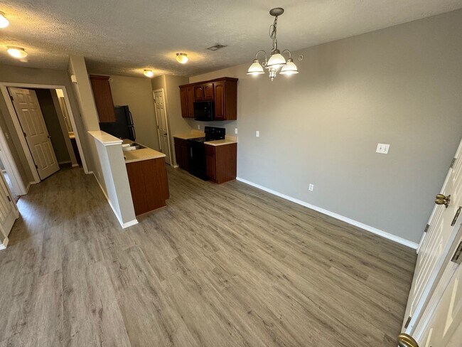 Building Photo - updated  1 Bedroom 1 bath Apartment