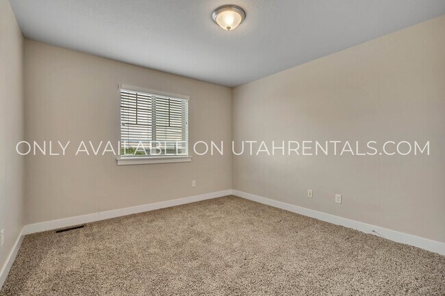 Building Photo - 874 S Aspen Wy