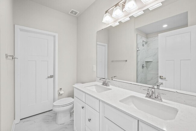 Building Photo - (Coming Soon) 3 Bedroom Townhome minutes from South End!