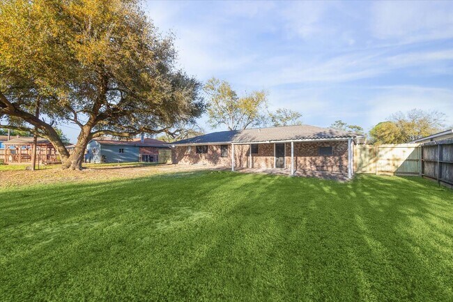 Building Photo - 412 Lyndale Dr