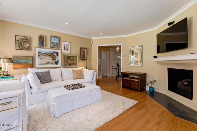 Building Photo - 807 N Doheny Dr