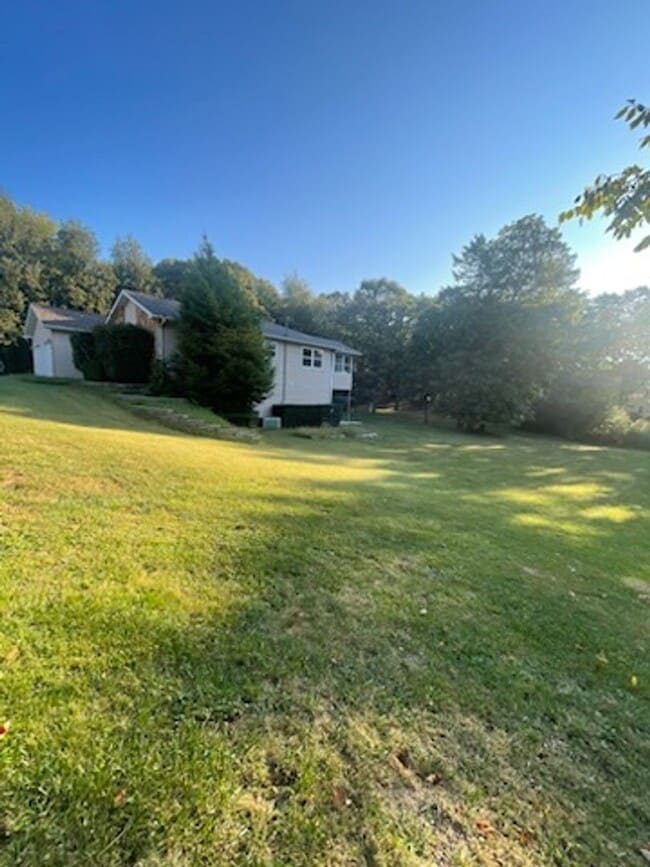 Building Photo - Spacious 3 bedroom/3 bath home