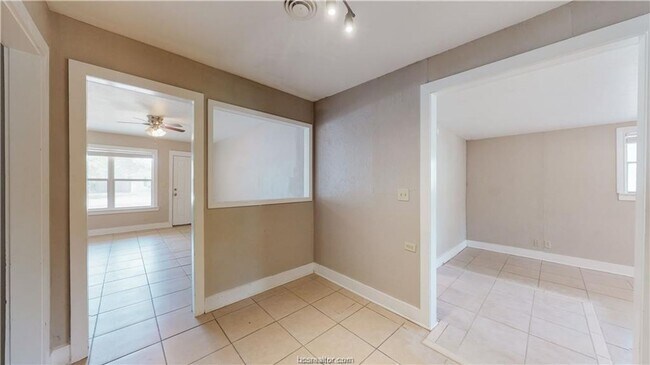 Building Photo - HUGE 4/4 in Eastgate!!