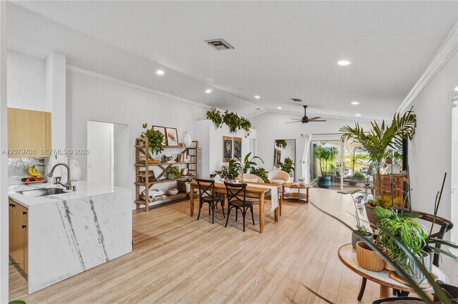 Building Photo - 1416 Canary Island Dr