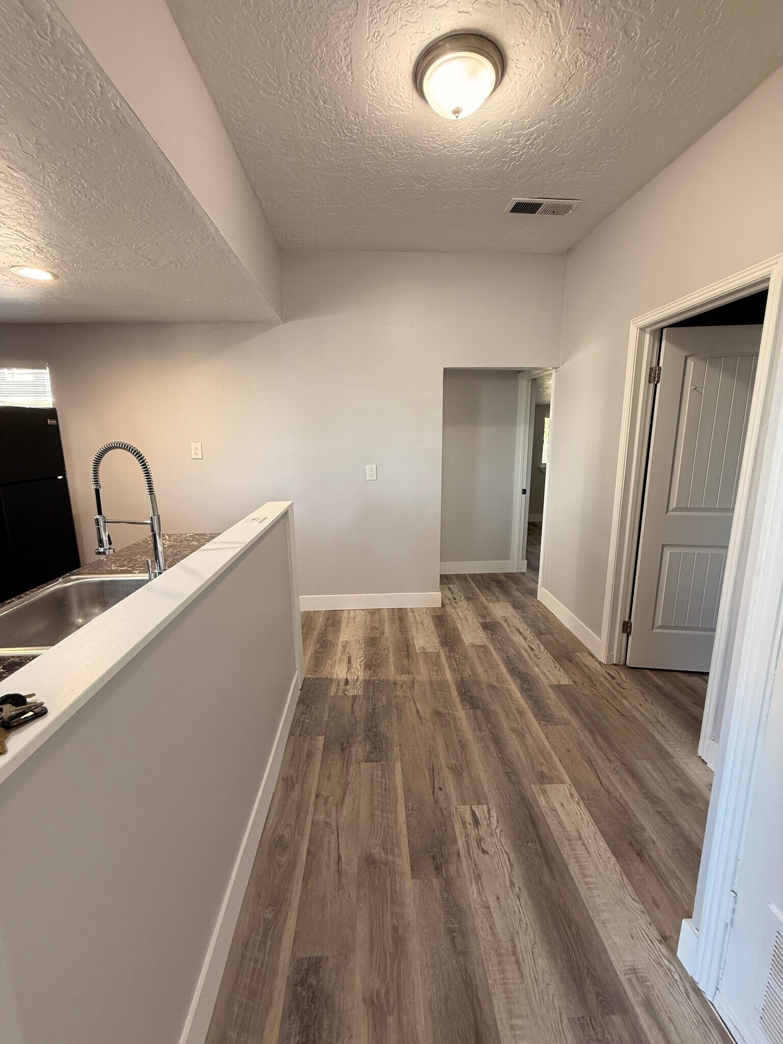 Building Photo - 1085 S 200 W