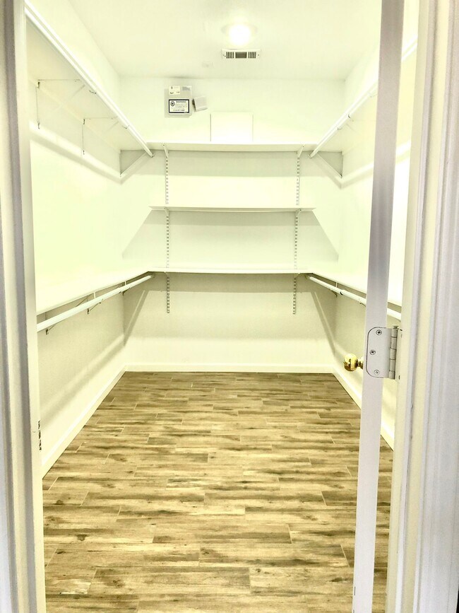 Building Photo - 5711 Silver Bay Ct