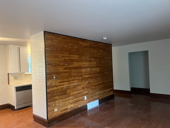 Building Photo - 2 Bed 1 Bath in Edgewater!