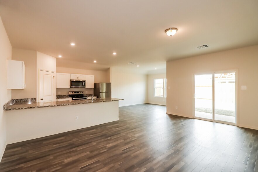 Building Photo - 5516 Fox Blf Dr