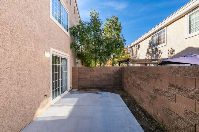 Building Photo - 2-Bedroom Townhouse in beautiful Silverado...