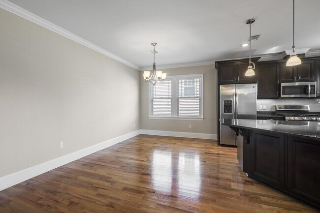 Building Photo - 2561 Lantana Ln