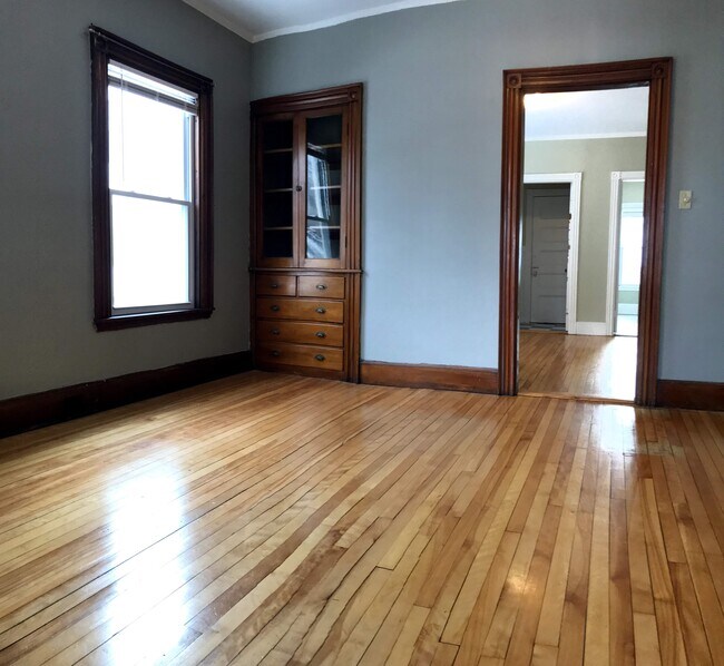 Dining room with built-ins - 488 Woodford St