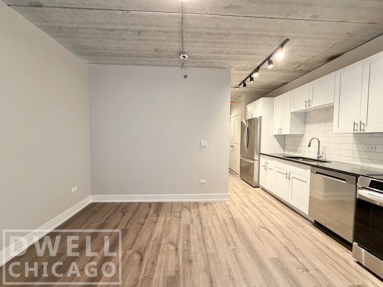 Building Photo - 938 W Carmen Ave