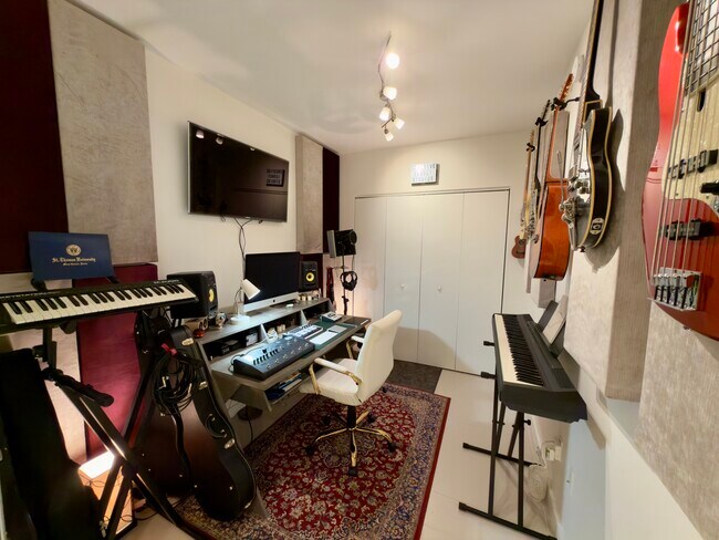 Building Photo - 488 NE 18th St