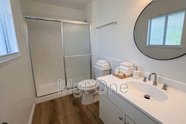 Building Photo - 425 Glenhill Dr