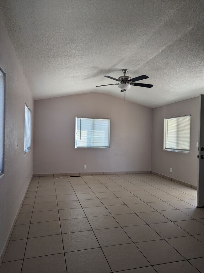 Building Photo - 2 Bedroom, 1 Bath Mobile Home in Bullhead City