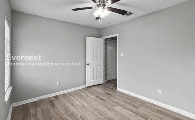 Building Photo - 2 Bed/1 Bath Condo with Fenced Yard / Pet-Friendly / Vouchers Accepted / Available Now!