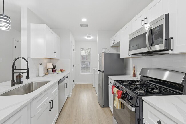 Building Photo - 4 bed with back yard in great East side location.