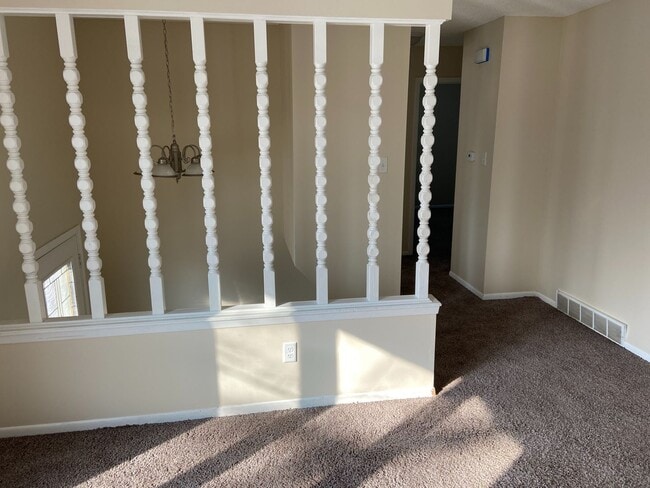 Building Photo - 4 Bedroom Home