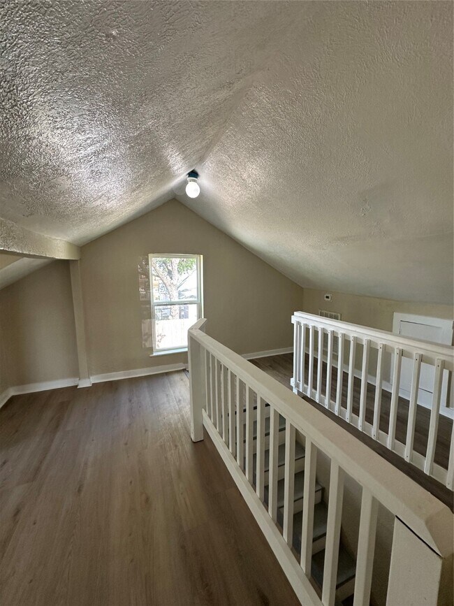 Building Photo - 1411 Miles St