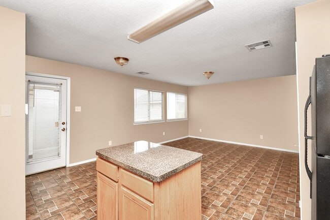 Building Photo - 6329 Settlers Square Ln