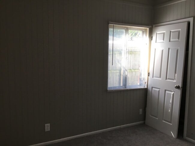 Building Photo - Very nice 3bed/1bath south side home w/ garage & fenced in back yard