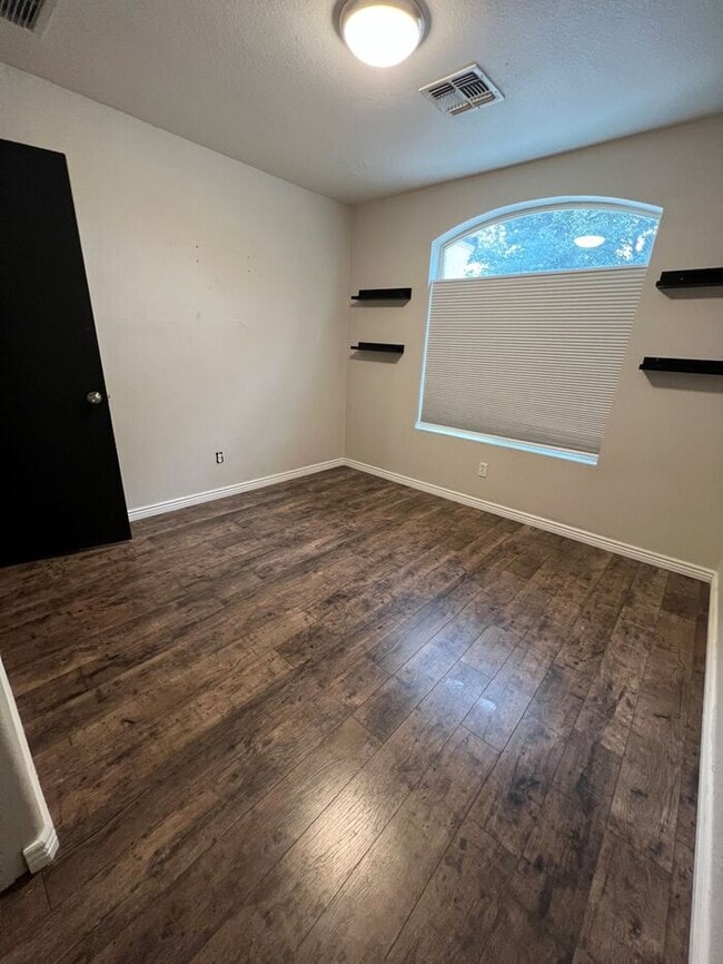 Building Photo - HOUSE FOR RENT